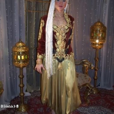 Femme portant le moharma Femme portant le moharma