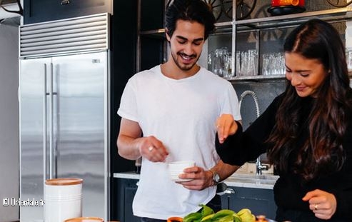 Couple de Turcs qui cuisinent Couple de Turcs qui cuisinent