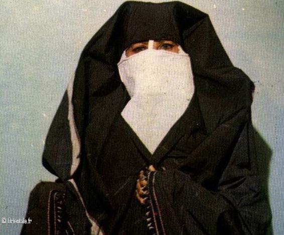 Photo d'archive algérienne, Mlaya Habit traditionnel de la femme algérienne Photo d'archive algérienne, Mlaya Habit traditionnel de la femme algérienne