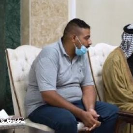 Ali Al Juburi,  gauche, avec son avocat,  d., reus par monsieur le Premier Ministre