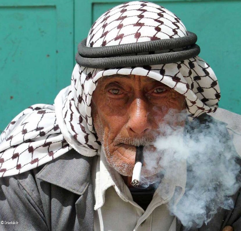 Homme palestinien portant un keffieh Homme palestinien portant un keffieh
