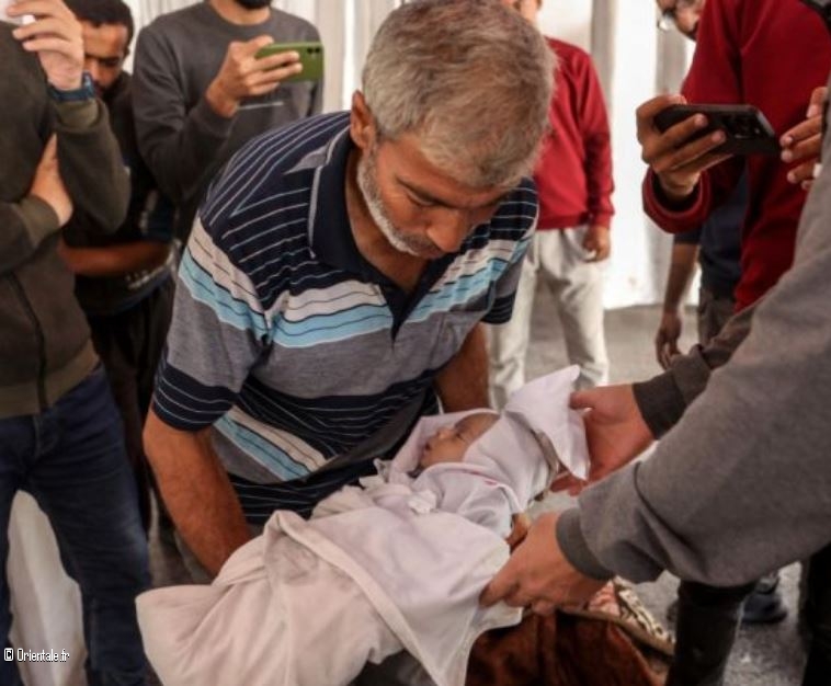 Un bébé victime d'un bombardement à Gaza Un bébé victime d'un bombardement à Gaza